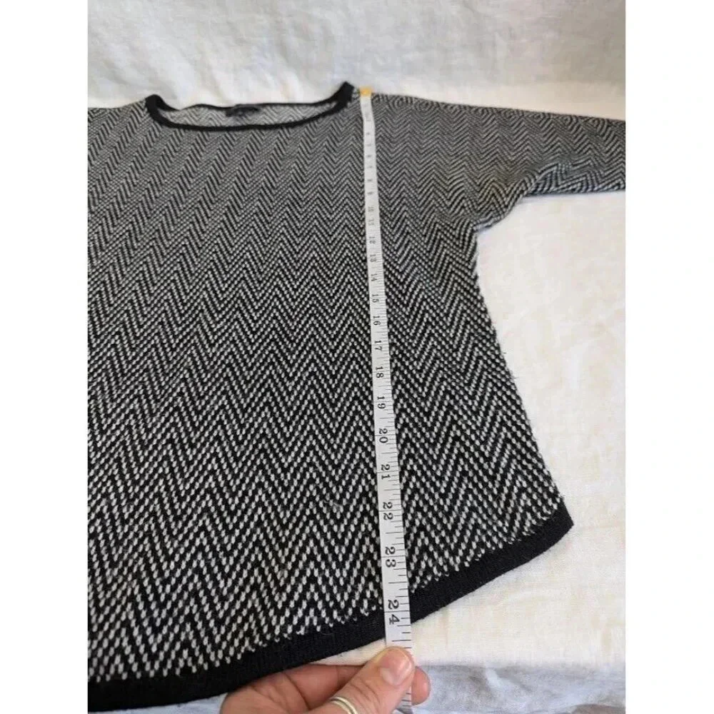 The Limited Black And White Chevron Pullover sweater women's size small SW3